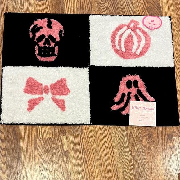 Betsey Johnson Black and Pink Skull Bath Rug - Picture 1 of 2
